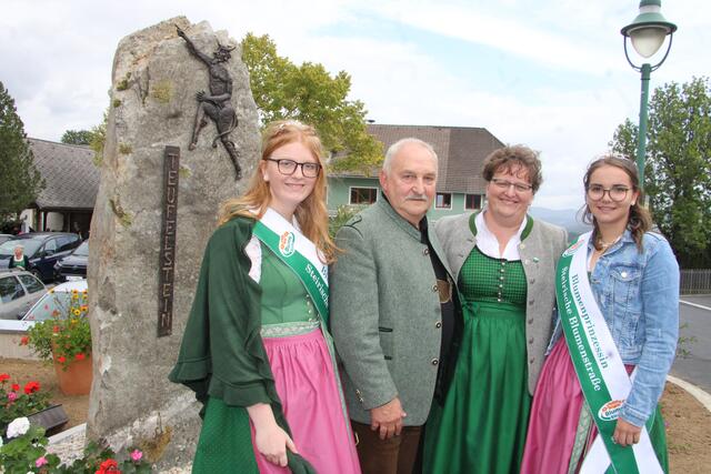 Künstler Albert Schmuck mit Bgm. Silvia Karelly (2.v.r.) und den Blumenprinzessinnen Anna Sophie Karelly (l.) und Laura Retter.  | Foto: RegionalMedien Steiermark/Hofmüller