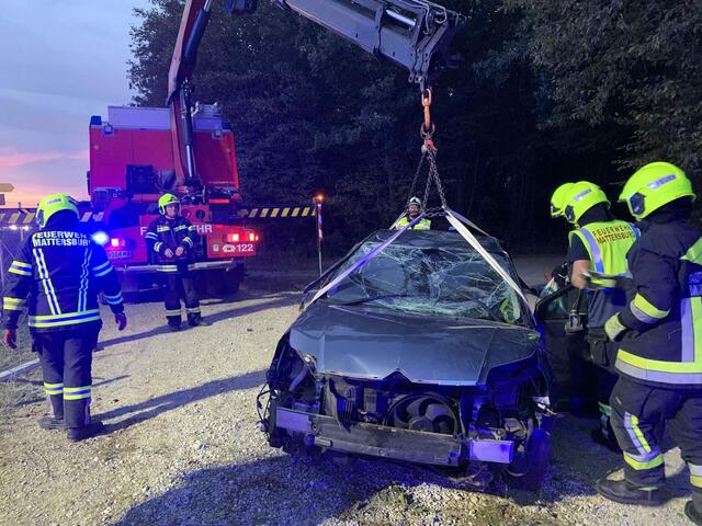 Der Lenker des Fahrzeuges wurde mit Verletzungen unbestimmten Grades in ein Krankenhaus gebracht. | Foto: Feuerwehr Mattersburg