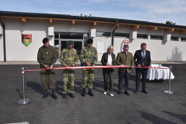 Offizielle Eröffnung der generalsanierten Mannschaftsbklöcke:  Andreas Bayer, Herbert Lesiak,  Herbert Gaugusch, Bundesministerin Klaudia Tanner, Ludwig Schleritzko und Markus Peham (v.l.) | Foto: ÖBH, Petra Pollak