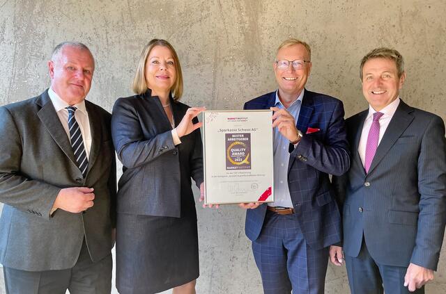 VDir. Bernhard Plattner, Elke Meisburger, MSc (Leitung Personalmanagement), und VDir. Helmut Rainer, MBA (alle Sparkasse Schwaz) bei der Urkundenüberreichung durch Dr. Werner Beutelmeyer (MARKET, 2. vr.). | Foto: Sparkasse Schwaz