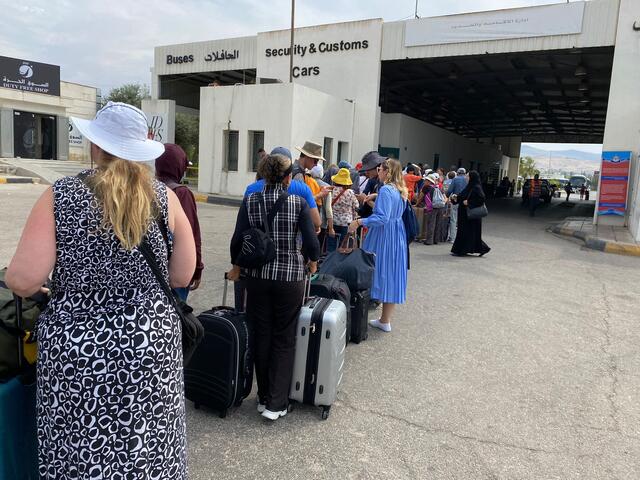In den Mittagsstunden den 9. Oktober unterbrachen zahlreiche Touristengruppen das Reiseprogramm und reisten aus Israel aus. Hier am Bild die lange Schlange an Touristen am Grenzübergang zu Jordanien. | Foto: FL