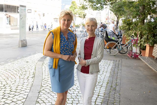 Christina Schlosser (ÖVP) und Doris Tamchina (SPÖ) sind die Initiatorinnen des Antrags zum Zisternenwasser am Siebensternplatz.  | Foto: Schlosser
