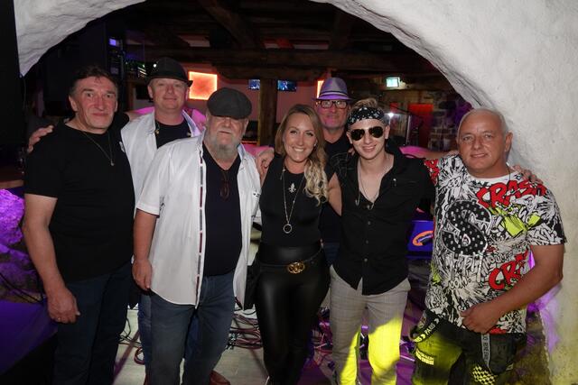 Die Jungs der Formation "Zeitlos" (hier im Bild mit "Discoqueen" Birgit Neumann) begeisterten mit einer Mischung aus Rock und Austropop. | Foto: Michael Blinzer
