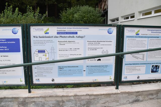 Auf dem Dach des Hallenbads der "Wanne" in Scheibbs wurde eine Photovoltaik-Anlage installiert, um Energiekosten einzusparen. | Foto: Roland Mayr