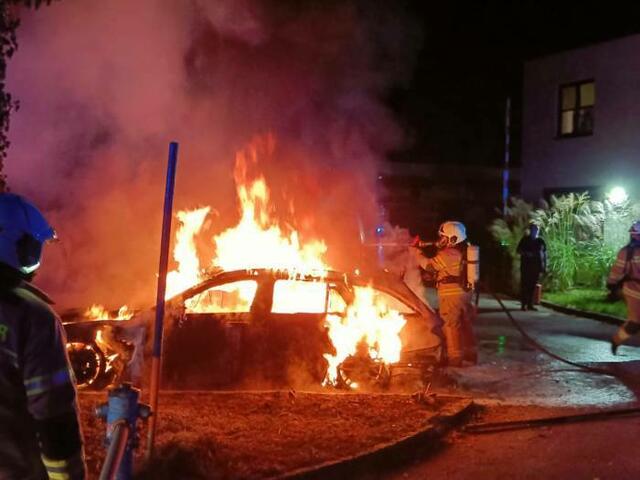 Am Sonntag den 8. Oktober 2023 gegen 23.00 Uhr kam es in der Flachgauer Gemeinde Eugendorf, laut Polizei, auf einem Parkplatz zu einem Fahrzeugbrand zweier Fahrzeuge. | Foto: Freiwillige Feuerwehr Eugendorf