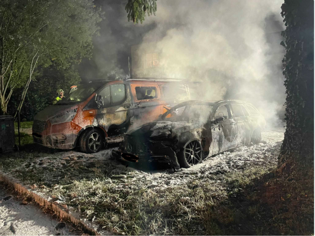 Zwei Fahrzeuge wurden bei dem Brand schwer beschädigt. Der Schaden soll sich auf 200.000 Euro belaufen. | Foto: FF Eugendorf