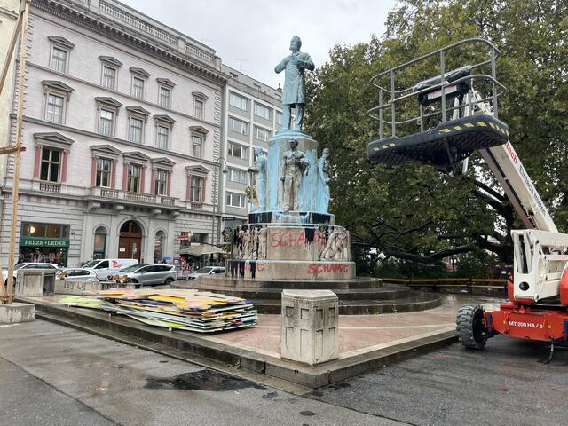 Die Lueger-Statue besteht aus Bronze und steht auf einem Sockelaufbau. Der Umbau selbst erfolgt nicht an der Statue, sondern an der Sockelbasis. | Foto: Teischl/RMA