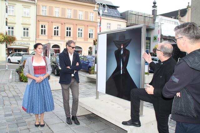 Die "Menschenbilder"-Schau gastiert gerade am Hauptplatz in Judenburg und läutete den Fotomonat ein. | Foto: Oblak