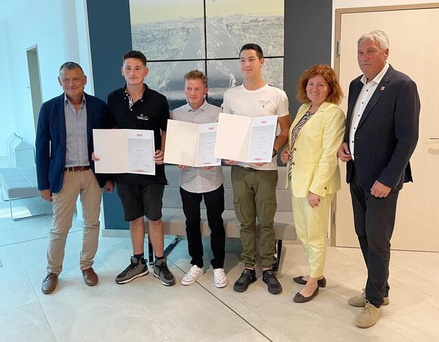 Landesinnungsmeister-Stv. und Landeslehrlingswart KommR Peter Adelmann mit Daniel Schütz, Alexander Pfeffer, Dominik Fabian, Innungsgeschäftsführerin Doris Granabetter und Landesinnungsmeister KommR Bernhard Breser | Foto: Wirtschaftskammer Burgenland