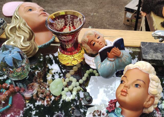 Auf Flohmärkten findet man nicht nur Dinge, die man für den Alltag unbedingt braucht. | Foto: Martin Rolshausen