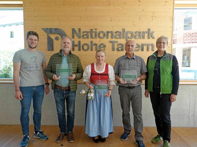 Nationalpark-Direktorin Barbara Pucker freut sich über den Zuwachs bei den Nationalpark Regionsproduzent:innen; Regionsprodukte-Ansprechpartner Marco Schiefer, Imker Horst Plössnig, Kräutertee-Expertin Theresia Posani, Imker Johann Ebner und Nationalpark-Direktorin Barbara Pucker (von links) | Foto: Justina Heinz NPHT