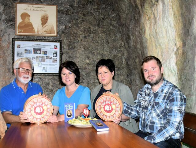 Die Rosi der Sebi - als Roman, Käse und Bühnenstück, präsentiert im Käse-Felsenkeller Plangger von Gerhard Huber (li.) Martina Brunner (dritte von li.), ihrem Sohn Reinhard und ihrer Schwester Anita.  | Foto: Schwaighofer