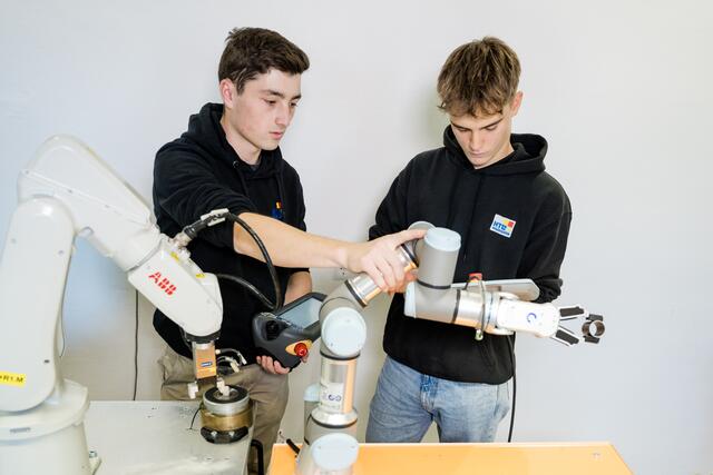 Industrieroboter sind mittlerweile fixer Bestandteil in vielen Unternehmen. Die Schülerinnen und Schüler der Abteilung Maschinenbau-Automatisierungstechnik werden im Fachgebiet der Robotik ausgebildet | Foto: Eva Drosdek, Fotodesign
