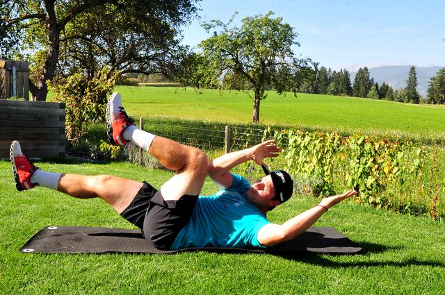 Fit in den Winter mit Beat Feuz - Übung 11: Käfer | Foto: Hassl