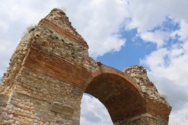 Das Heidentor in Petronell-Carnuntum ist 15 Meter hoch.  | Foto: Michalka 