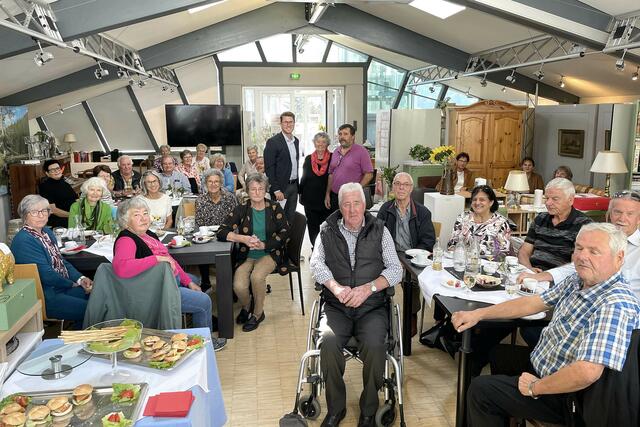 Im „Telfer Wohnzimmer“ wurden die Seniorinnen und Senioren aus Lana bestens verköstigt. In der Mitte, stehend: Bgm. Christian Härting und GV Silvia Schaller mit dem Lananer Gemeinderat Ernst Winkler (r.). | Foto:  MG Telfs/Dietrich