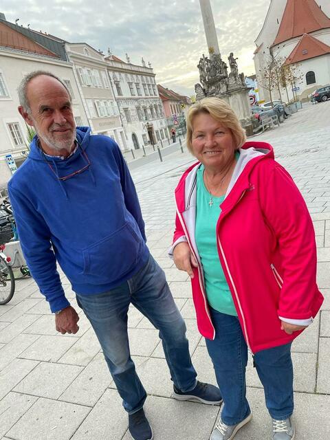 Wir treffen Johanna Leithner bei der Pestsäule in der Stadt. "Genau hier bleibt man immer 'hängen', trifft immer Bekannte", sagt sie lachend. | Foto: Schwameis