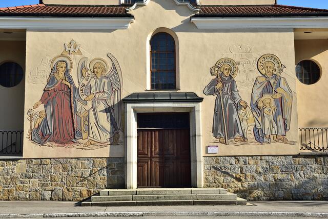 Fassadenkunst von Sepp Zöchling bei der Pfarrkirche Ulmerfeld aus dem Jahre 1953 | Foto: Hans-Peter Kriener