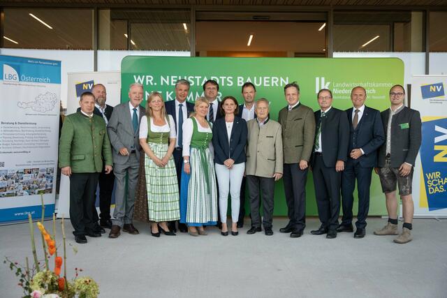 BBK-Obmann-Stv. Johann Stickelberger, LBG-Gebietsleiter Michael Bilzer, Bürgermeister von Wr. Neustadt Klaus Schneeberger, Gebietsbäuerin Andrea Blochberger, NV-Generaldirektor Stefan Jauk, Landesbäuerin Irene Neumann-Hartberger, LGB Österreich-Geschäftsführer Thomas Klikovics, LBG Wr. Neustadt-Zweigstellenleiterin Michaela Fuchs, Landwirtschaftskammer NÖ-Direktor Franz Raab, LR a.D. Franz Blochberger, Landwirtschaftskammer NÖ-Präsident Johannes Schmuckenschlager, BBK-Obmann Josef Fuchs, NV-Vorstandsdirektor Bernhard Lackner und Leiter der BBK Wr. Neustadt Christoph Edelhofer | Foto: foto4business.at
