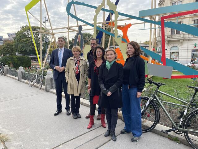 Bezirkschef Markus Figl (ÖVP), die Künstler Nicole Six und Paul Petritsch, Kulturstadträtin Veronica Kaup-Hasler (SPÖ), Martina Taig, Geschäftsführung KÖR, Cornelia Offergeld, kuratorische Leitung KÖR bei der Eröffnung der Installation im Oktober 2022. (v.l.)  | Foto: Julia Schmidt 
