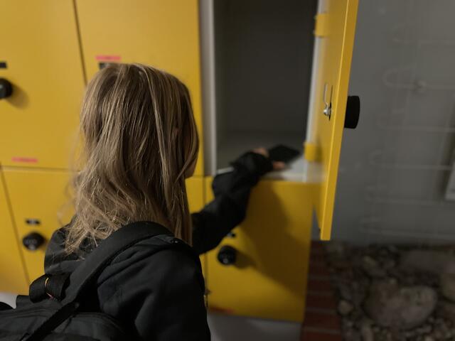 Handys müssen in den meisten Schulen in einem Spind vor Unterrichtsbeginn weggesperrt werden. Zoey-Jane hält sich daran. | Foto: Tanja Handlfinger