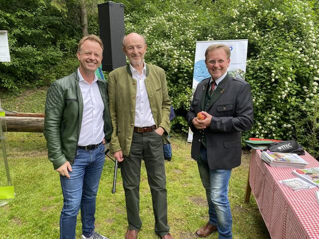 Gerd Krakowitzer (Mitte) ist im 83. Lebensjahr verstorben. (Im Bild mit dem Trofaiacher Bürgermeister Mario Abl (li.) und Alex Mautner, Vorsitzender des steirischen Landesverbandes) | Foto: Laura Jung
