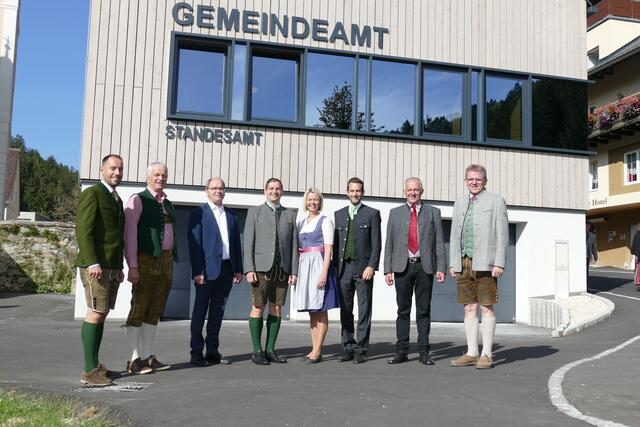 Bgm. Johannes Payerhofer, Bgm. Patriz Rechberger, Chorherr Franz Rechberger, Bgm. Stefan Hold, BH Kerstin Raith-Schweighofer, LAbg. Lukas Schnitzer, Bgm. Hermann Pferschy und Bgm. Herbert Berger (v.l.n.r.) vor dem renovierten Gemeindeamt in Mönichwald 