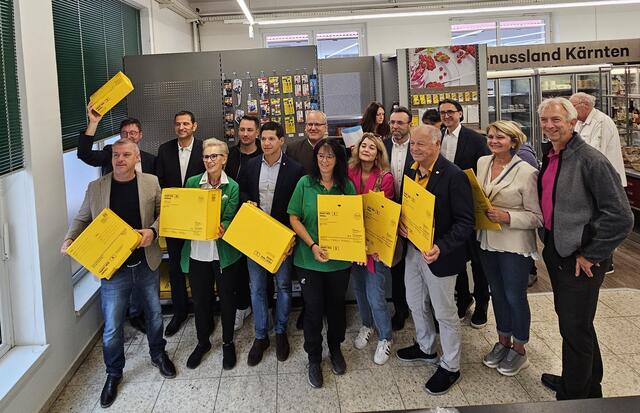 Große Freude bei Kunden und Mitarbeitern in Ferlach anlässlich der offiziellen Eröffnung des neuen Postpartner-Shops. | Foto: Lagerhaus