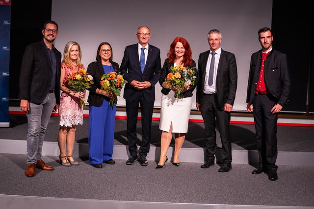 Die neue Spitze der VP-Bezirkspartei Innsbruck Land v.l.: Johannes Tilg, Karin Markart-Bachmann, Silvia Pöhli, Anton Mattle, Cornelia Hagele, Walter Kiechl und Daniel Nairz. | Foto: Fischler