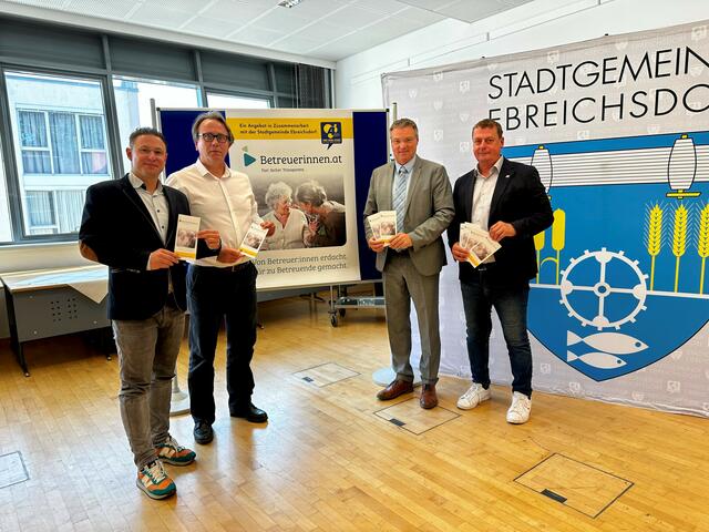 (v.l.n.r.): Christoph Lipinski, Geschäftsführer von vidaflex BetreuerInnen Service GmbH, STR Thomas Dobousek, Bgm. LAbg. Wolfgang Kocevar, Horst Pammer, Vizepräsident der Arbeiterkammer Niederösterreich | Foto: Stadtgemeinde Ebreichsdorf