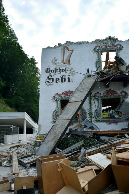 Abriss 2019 - links bereits die neue Zufahrt zur Käserei Plangger.  | Foto: Schwaighofer