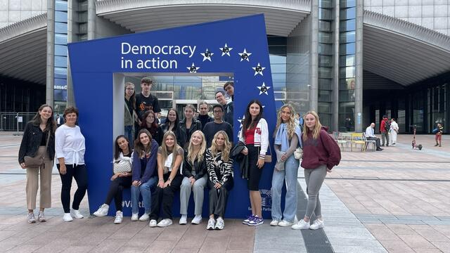 Die Schülerinnen und Schüler der 8A des Europagymnasiums erfuhren in Brüssel Wichtiges über die EU und genossen während des Aufenthaltes auch die dortige Kulinarik.  | Foto: Europagymnasium Leoben