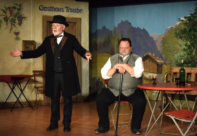 Gerhard Huber (Ludwig Steub) und Reinhard Exenberger (Landrichter) in der Komödie "Die Rose der Sebi). | Foto: Schwaighofer