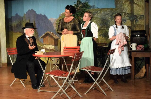 Gerhard Huber (Steub), Sandra Haselsberger (Sebi Wirtin), Anna Angermaier und Johanna Gruber (Töchter der Sebiwirtin). | Foto: Schwaighofer