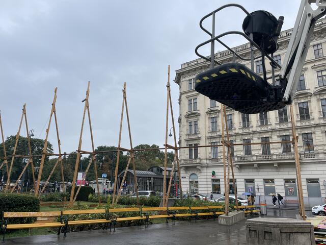 Bis 10. Oktober wird die – mitunter umstrittene – temporäre Kunstinstallation abgetragen. Das Denkmal soll dann bis 2024 schief aufgestellt werden. | Foto: Teischl/RMA