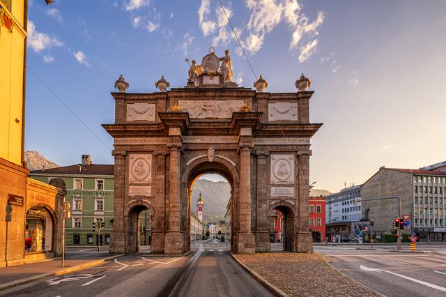 Wilten: wo Geschichte und Moderne aufeinandertreffen – mit der beeindruckenden Triumphpforte als Zeuge der Vergangenheit. | Foto: Innsbruck Tourismus / Markus Mair