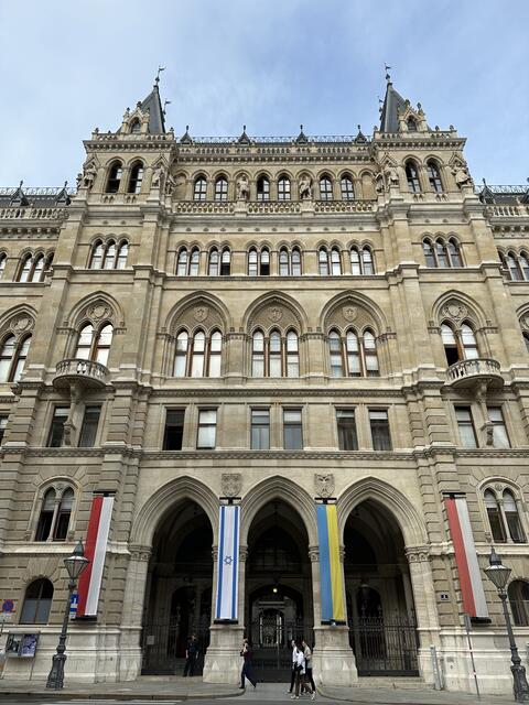 Am Wiener Rathaus wird jetzt Israels Flagge gehisst.  | Foto: PID/Jankovic