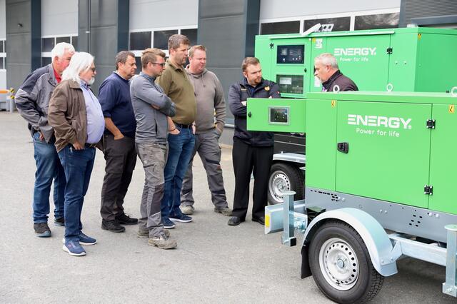 Bgm. Peter Domweber und Bgm. a.D. Johann Handler mit den Bauhofmitarbeitern bei der Einschulung auf die neuen Aggregate. | Foto: Alfred Mayer