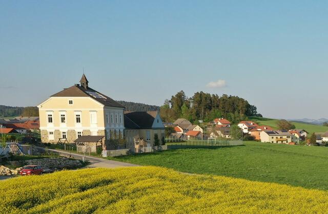 Das alte Mauerwerk der Volksschule Kaindorf wird seit Jahren erhalten.