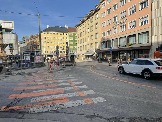 Die Bodenmarkierungen bei nördlichen Zebrastreifen Adamgasse - Bozner Platz sind nicht ganz aufschlussreich. | Foto: BezirksBlätter