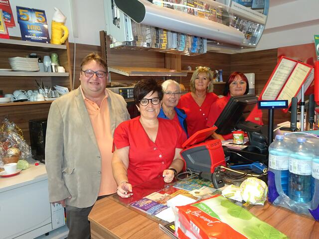Johannes Lang und das Team der Verkäuferinnen. | Foto: Peter Sattler
