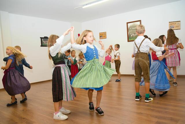 Spaß und Freude am Tanzen stehen selbst bei den Kindervolkstanzgruppen im Vordergrund und Tradition wird gleichzeitig bewahrt. | Foto: Alfred Hofer