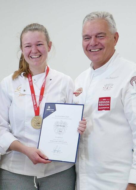 Jana Bacher mit Leo Jindrak. | Foto: Verlag Almer
