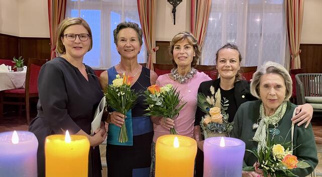 Julia Schuster, Bärbel Humitsch, Elisabeth Sommeregger, Susanne Schulze und Traudl Miklitsch bei der feierlichen Kerzenzeremonie. | Foto: KK/SC Spittal Millstättersee