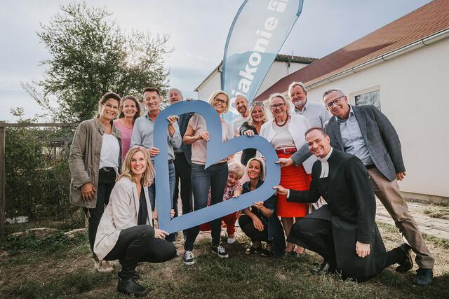 Das Team der Leithabergschule Purbach und der Diakonie de La Tour feiert die gemeinsame Zusammenarbeit. | Foto: Diakonie de La Tour