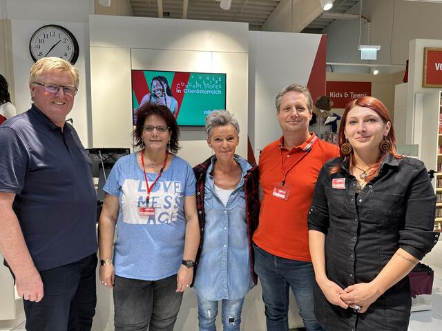 Volkshilfe-Vorsitzender Johann Reindl-Schwaighofer (li.) mit dem Team des Revital-Concept-Stores in Wels. | Foto: BRS
