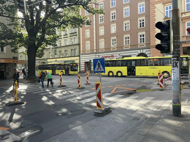 Einfahrt von der Meinhardstraße zum Bozner Platz, die Ampelanlage ist deaktiviert. | Foto: BezirksBlätter