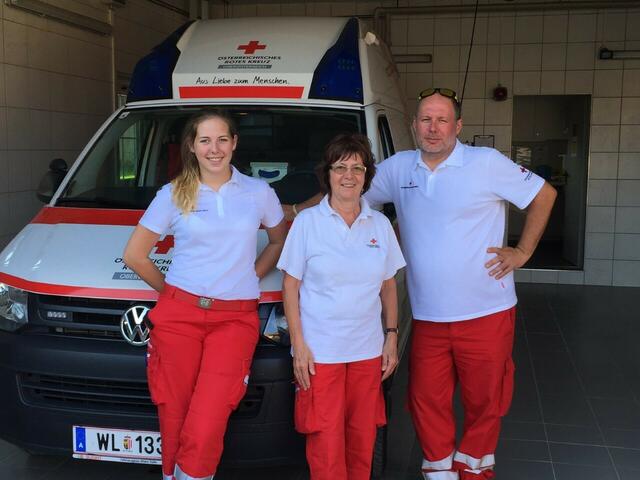 Drei Generationen beim Roten Kreuz: (v.r.) Alexandra Kinast, ihre Oma Irmgard und ihr Vater Erik vor einem Rettungsauto in Lambach. Anderen Menschen zu helfen gehört zum Familiencredo. | Foto: Rotes Kreuz OÖ