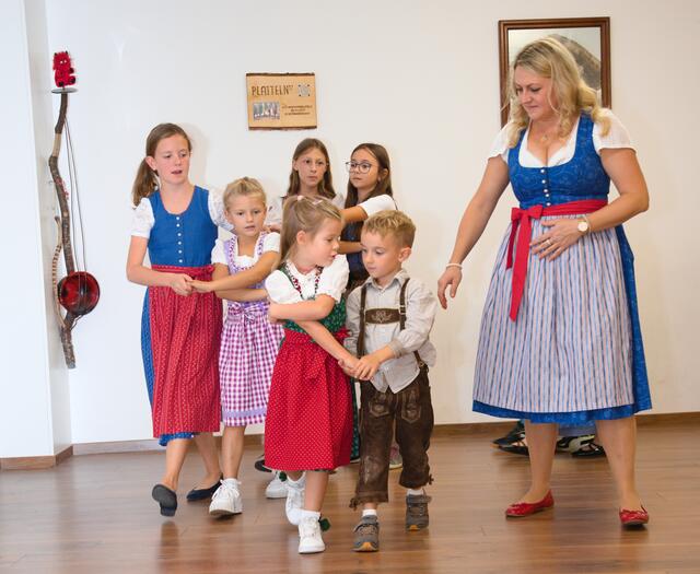 Die beiden Tänzerinnen Renate Schöftner (am Bild) und Michaela Schöftner üben fleißig mit den Kindern. | Foto: Alfred Hofer