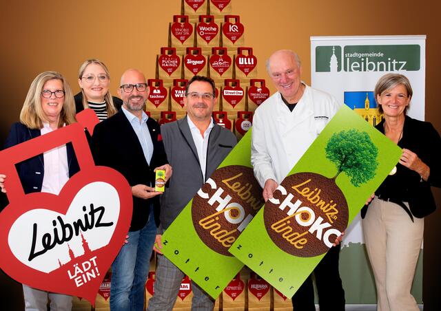 Freuen sich über die Zusammenarbeit: Barbara Draxler, Lisa Hanschek, Bürgermeister Michael Schumacher, Obmann Fritz Parmetler, Chocolatier Josef Zotter und Astrid Holler von der Stadtentwicklung. | Foto: Thomas Wasle